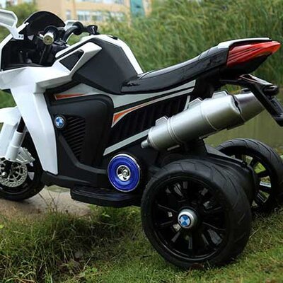 Motor na akumulator beli