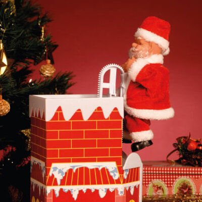 Deda Mraz koji ulazi u dimnjak uz muziku Last Christmas