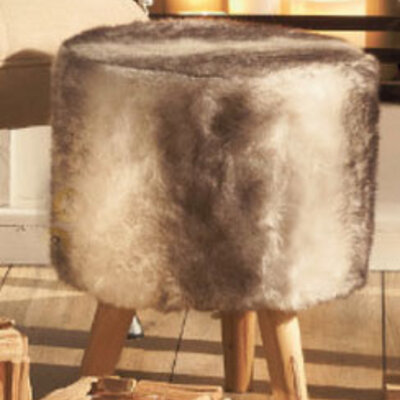 Novogodišnji Tronožac Sa Krznom