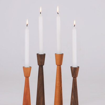 Svećnjak sa metalnom kapom od oraha