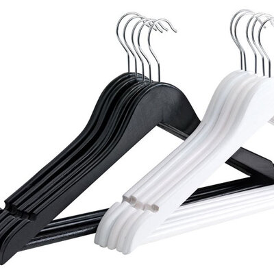 Drvene vešalice 5 komada crne