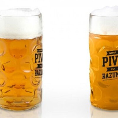 Krigla sa natpisom Samo pivo me razume Čaša za pivo