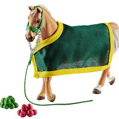 Schleich Figurice Domaće životinje - Trakenski konj sa opremom i hranom 42398