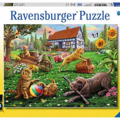 Ravensburger puzzle XXL - Životinje - Playing in the Yard 200 delova RA12828