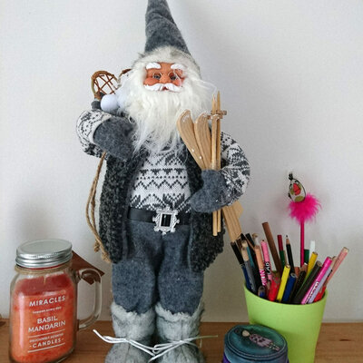Deda Mraz Sa Skijama 43 cm Grey  - Novogodišnja Kućna Dekoracija
