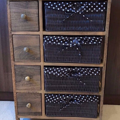 Komoda Sa Pregradama i Korpama