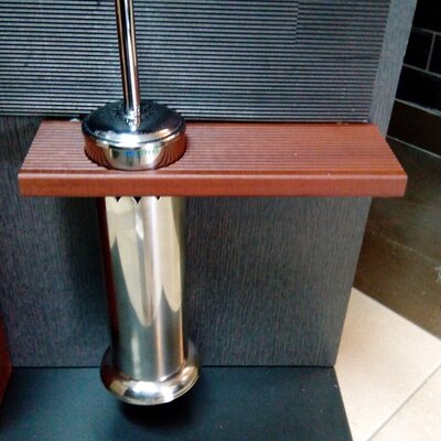 WC četka od inoksa na tikovini