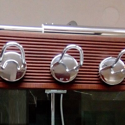 Vešalica za staklo sa tri kuke na tikovini