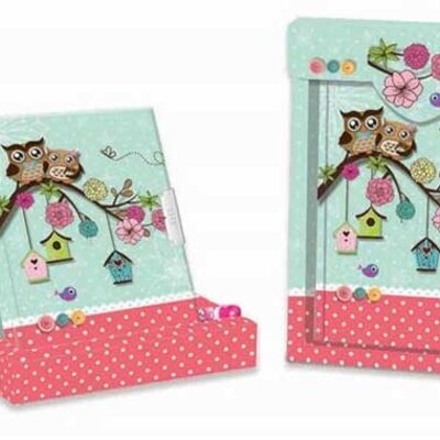 Dnevnik s ključićem u kutiji s olovkom sovice na drvetu 0181295