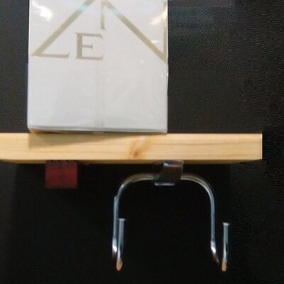 Vešalica sa kukicama i policom na tikovini