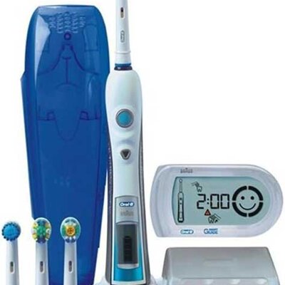 Oral-B Punjiva električna četkica za zube D32 Triumph 5000 500239