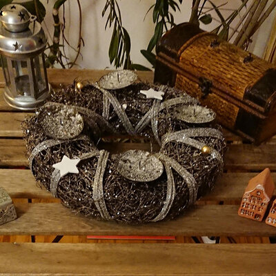 Venac Sa Svećnjacima i Zvezdama - Prečnik 30 cm - Novogodišnji Ukras