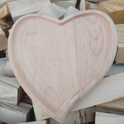 Poslužavnik za serviranje u obliku srca od drveta bukve 250x260x20 mm