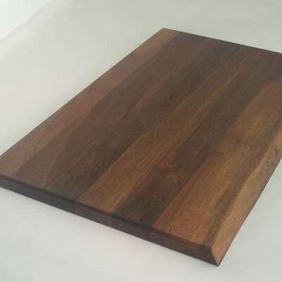 Daska sa prirodnom ivicom od orahovog drveta