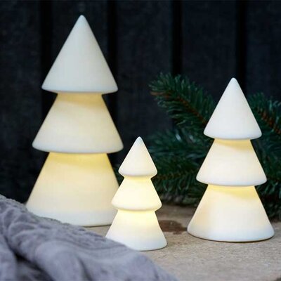 Tri novogodišnje svetleće jelke