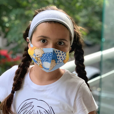 NunaNai traka za kosu sa dugmićima za masku siva